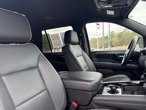 Used 2025 Chevrolet Tahoe Premier image 11