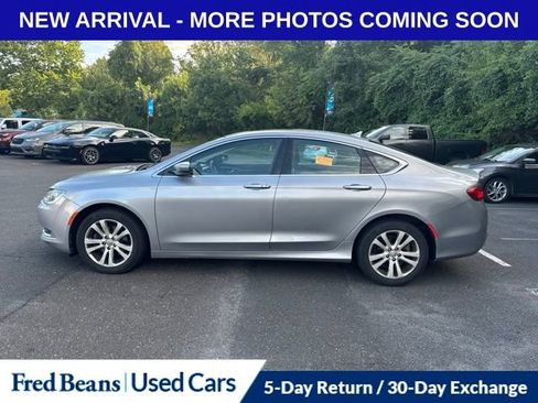 Used 2016 Chrysler 200 Limited w/ Anniversary Edition FWD image 4