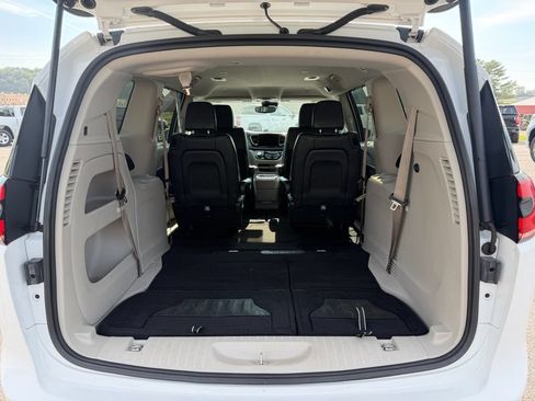 Used 2022 Chrysler Pacifica Touring-L FWD image 11