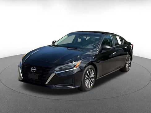 Used 2025 Nissan Altima 2.5 SV FWD image 7