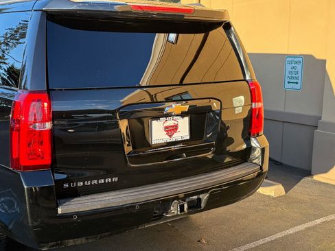 Used 2018 Chevrolet Suburban LT image 5