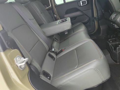 Used 2025 Jeep Gladiator Mojave AWD/4WD image 33