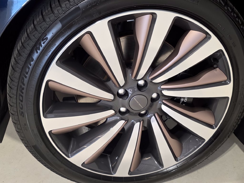 New 2026 Land Rover Range Rover SV AWD/4WD image 8