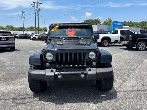 Used 2018 Jeep Wrangler Unlimited Sahara AWD/4WD image 2