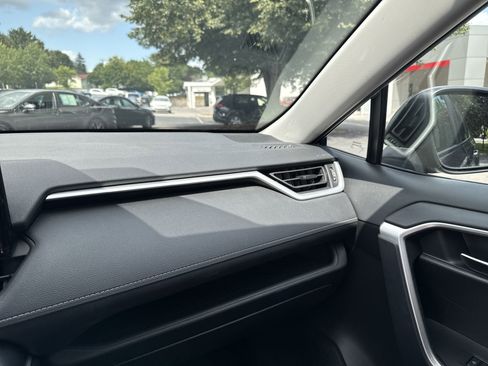 Used 2022 Toyota RAV4 XLE image 18