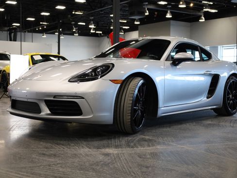 Used 2018 Porsche 718 Cayman S image 3