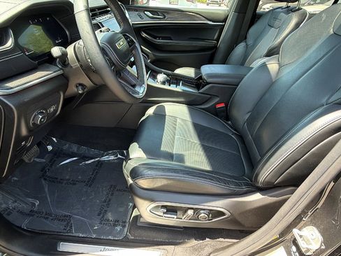 Used 2025 Jeep Grand Cherokee Overland w/ Luxury Tech Group IV AWD/4WD image 16