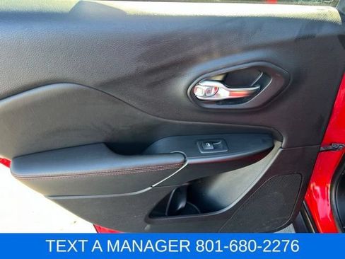 Used 2019 Jeep Cherokee Trailhawk AWD/4WD image 24