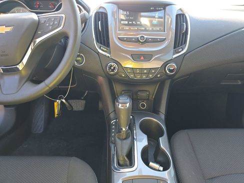 Used 2018 Chevrolet Cruze LT w/ Convenience Package image 18