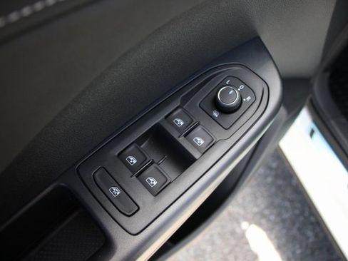 New 2025 Volkswagen Taos SE image 11