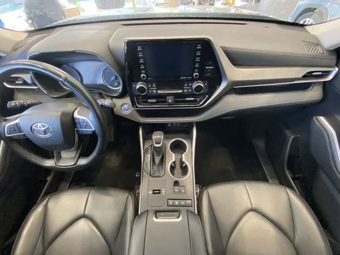 Used 2022 Toyota Highlander XLE AWD/4WD image 23