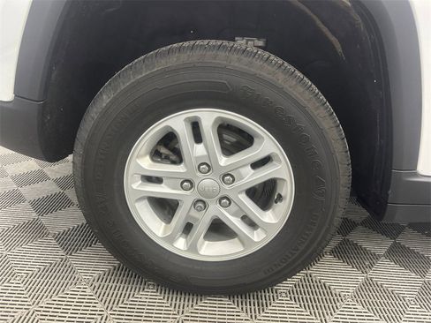 Used 2023 Jeep Grand Cherokee Laredo w/ Luxury Tech Group I image 18