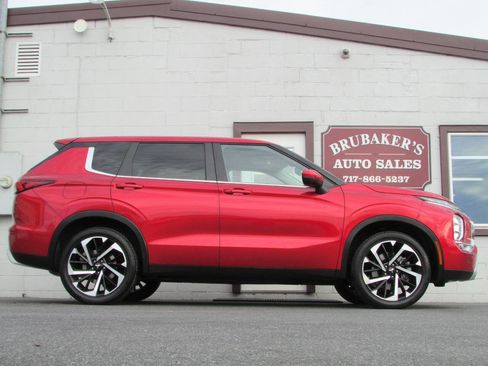 Used 2022 Mitsubishi Outlander SE image 1