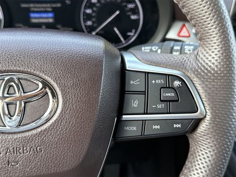 Used 2023 Toyota Sienna Platinum image 27