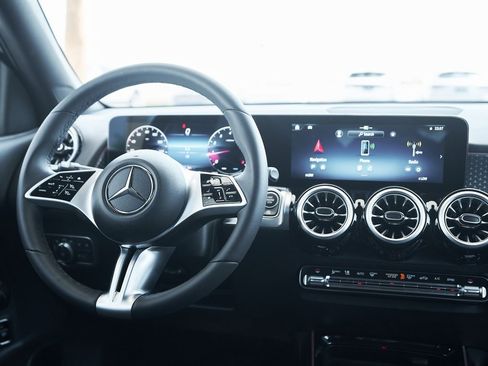 Used 2025 Mercedes-Benz GLB 250 GLB 250 w/ Exclusive Package image 35