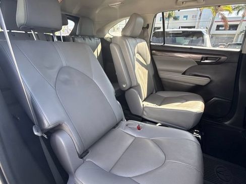 Used 2023 Toyota Highlander Limited FWD image 10