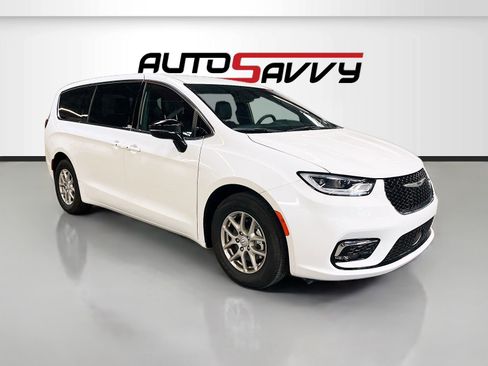 Used 2026 Chrysler Pacifica Select image 1