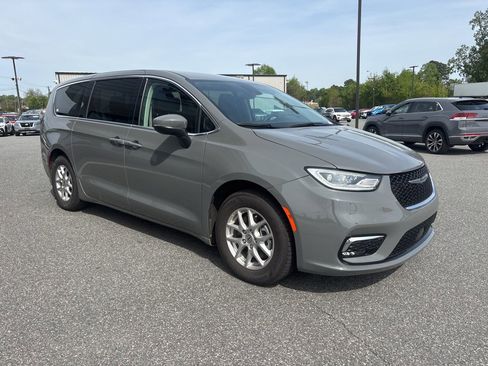 Used 2023 Chrysler Pacifica Touring-L image 8