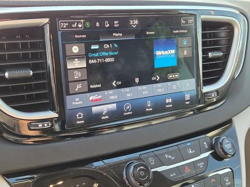 Used 2024 Chrysler Pacifica Touring-L FWD image 22