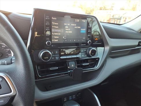 Used 2022 Toyota Highlander L image 10