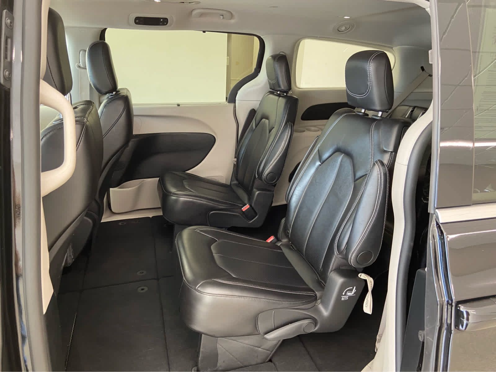 Used 2024 Chrysler Pacifica Touring-L FWD image 15