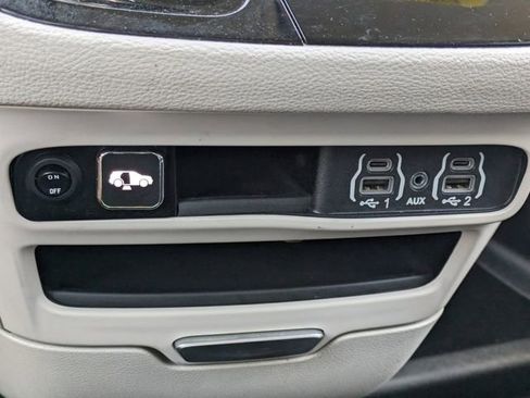 Used 2023 Chrysler Pacifica Touring-L FWD image 33