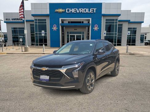 Used 2025 Chevrolet Trax LT FWD image 1