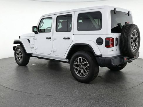 Used 2025 Jeep Wrangler Sahara image 6