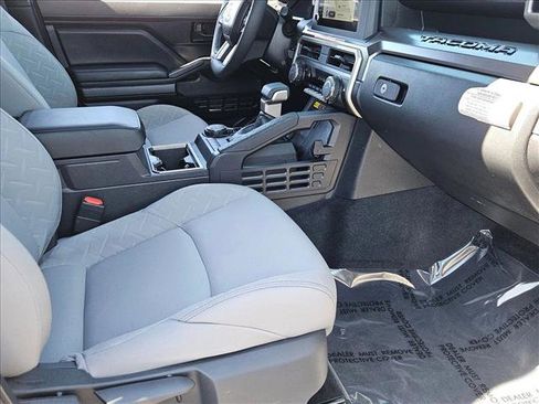 Certified 2025 Toyota Tacoma SR5 AWD/4WD image 24