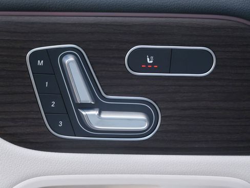 Used 2025 Mercedes-Benz EQB 300 4MATIC image 10