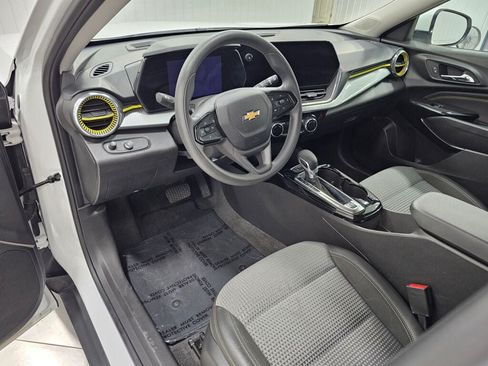 Used 2025 Chevrolet Trax LT FWD image 24