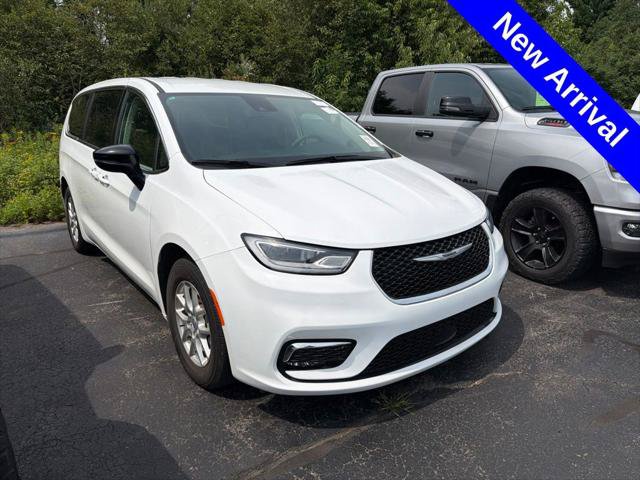 Certified 2024 Chrysler Pacifica Touring-L FWD image 1