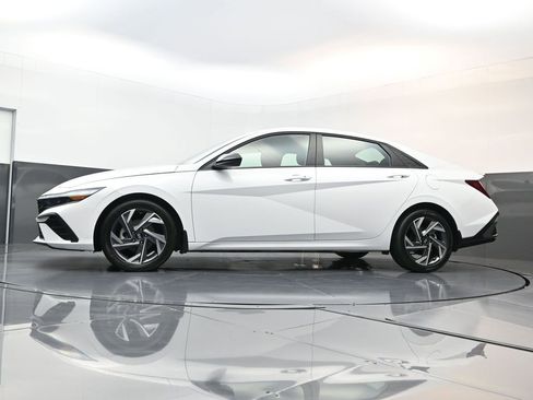 Certified 2025 Hyundai Elantra Sport image 25