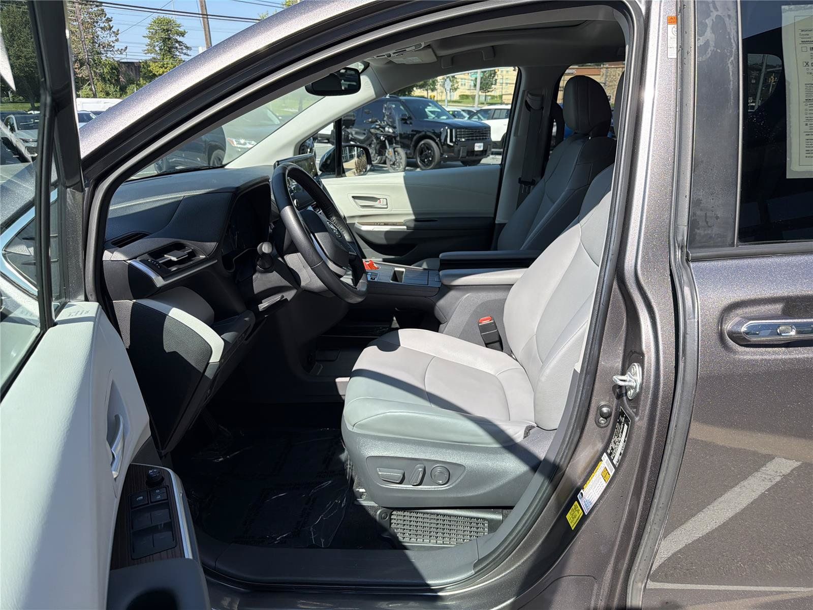 Used 2021 Toyota Sienna XLE FWD image 12