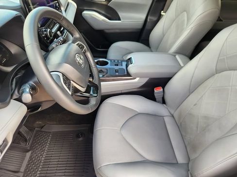 Certified 2025 Toyota Highlander Platinum AWD/4WD image 13