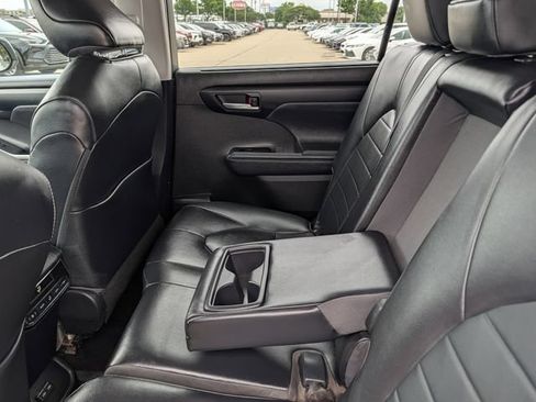 Used 2023 Toyota Highlander XLE FWD image 27