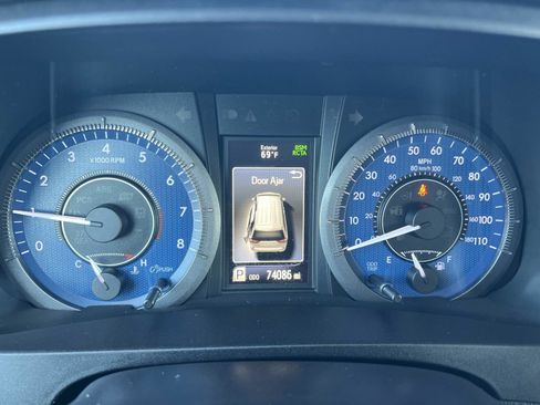 Used 2018 Toyota Sienna Limited image 11