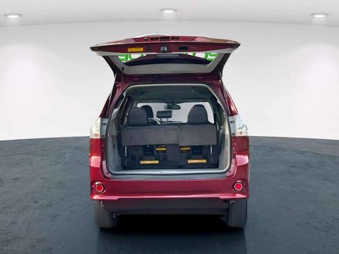 Used 2014 Toyota Sienna SE image 20