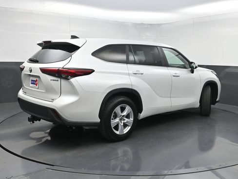 Used 2023 Toyota Highlander LE FWD image 24