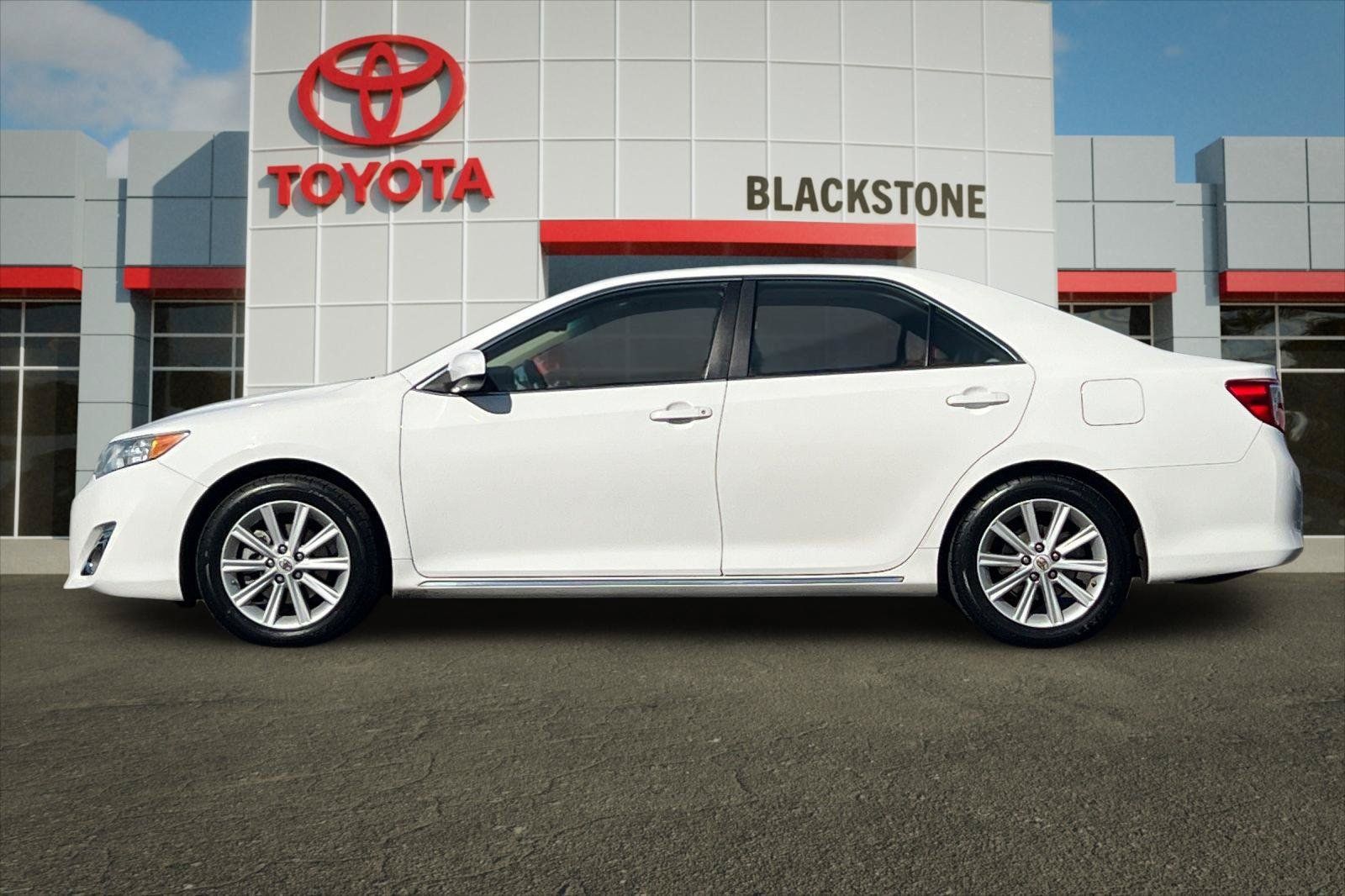 Used 2014 Toyota Camry XLE w/ Leather Package FWD image 6