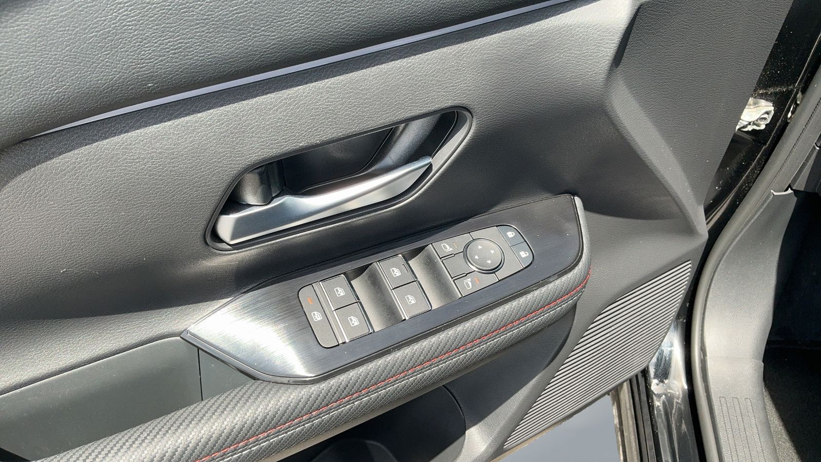 Certified 2025 Nissan Kicks SR FWD image 16