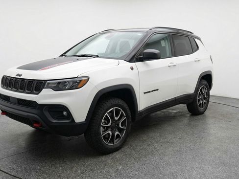 Used 2025 Jeep Compass Trailhawk w/ Trailer Tow Group AWD/4WD image 3