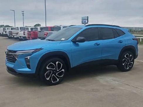 New 2026 Chevrolet Trax RS w/ Sunroof Package FWD image 4