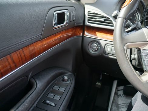 Used 2010 Lincoln MKT image 11