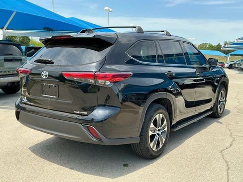Used 2020 Toyota Highlander XLE AWD/4WD image 3