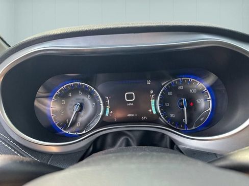 Used 2025 Chrysler Pacifica Limited FWD image 14