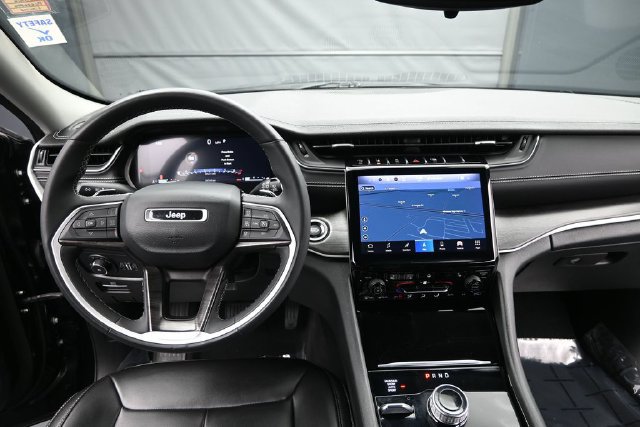 Used 2023 Jeep Grand Cherokee Limited w/ Black Appearance Package AWD/4WD image 9
