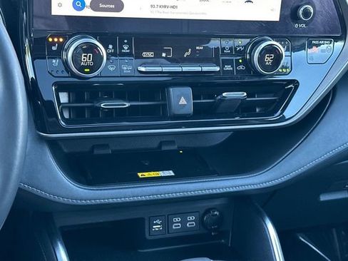 Used 2023 Toyota Highlander Limited image 32