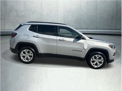 Used 2024 Jeep Compass Latitude AWD/4WD image 7