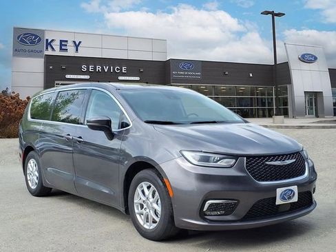 Used 2023 Chrysler Pacifica Touring-L FWD image 3